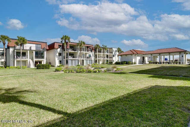 view of property's community featuring a lawn