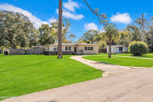 ranch-style house featuring a front yard