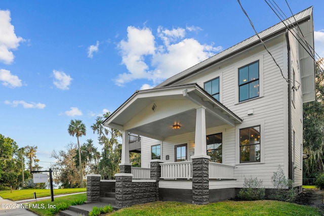 view of front of house with a front lawn and covered porch