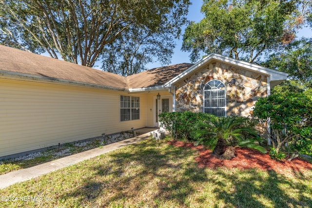 view of front of property with a front lawn