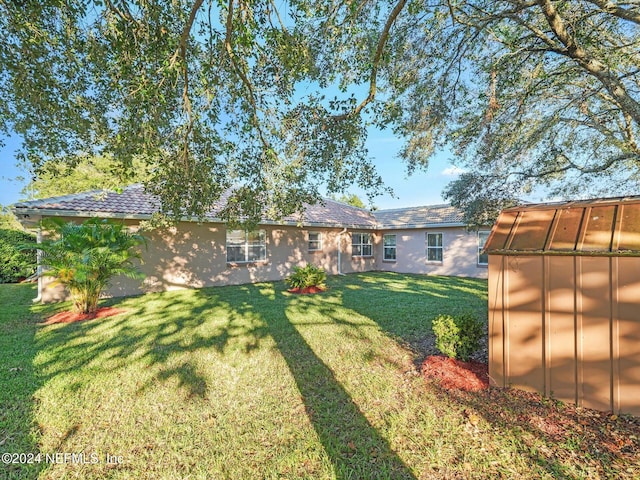 view of yard featuring a storage shed