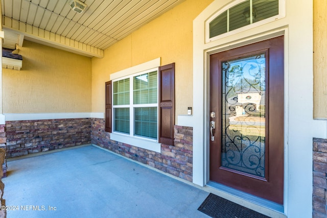 entrance to property featuring covered porch