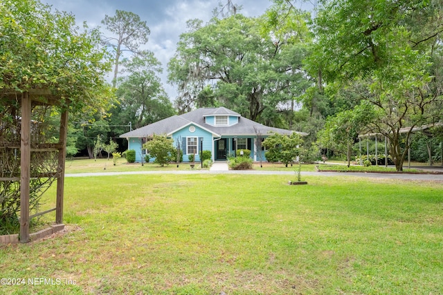 view of front of property featuring a front lawn