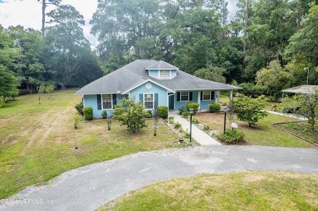 view of front of property with a front yard