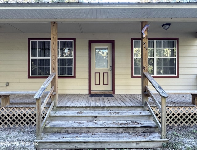 entrance to property featuring a porch