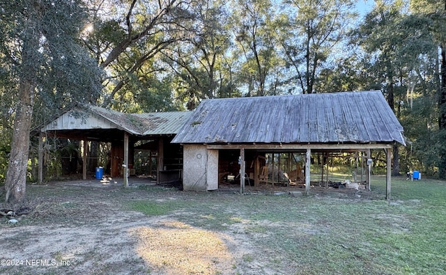 exterior space with an outbuilding and a front yard