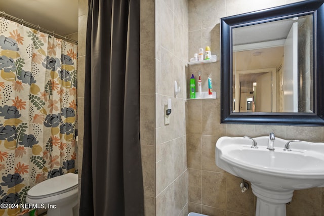2975 SW Sunset Trace Cir Unit 2975, Palm City, FL 34990 - bathroom featuring walk in shower, toilet, and tile walls