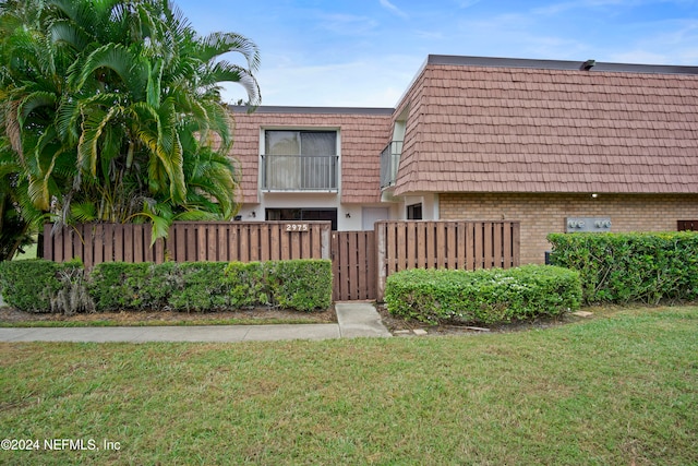 view of front of home featuring a front lawn