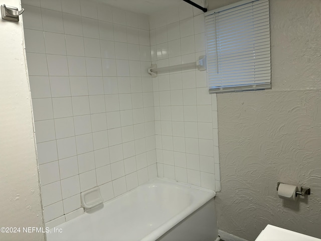 bathroom with tiled shower / bath