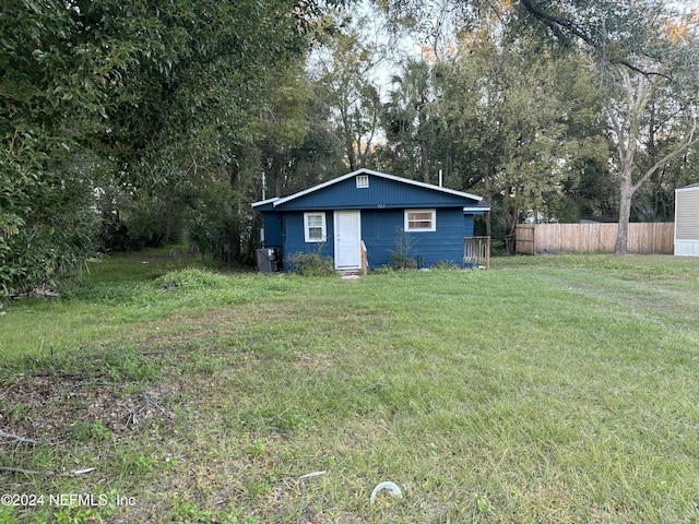 view of front of property featuring a front lawn