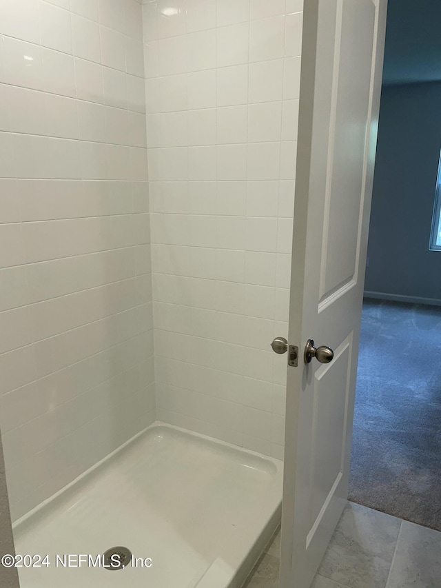 bathroom featuring a tile shower