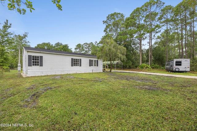 view of front of property featuring a carport and a front yard