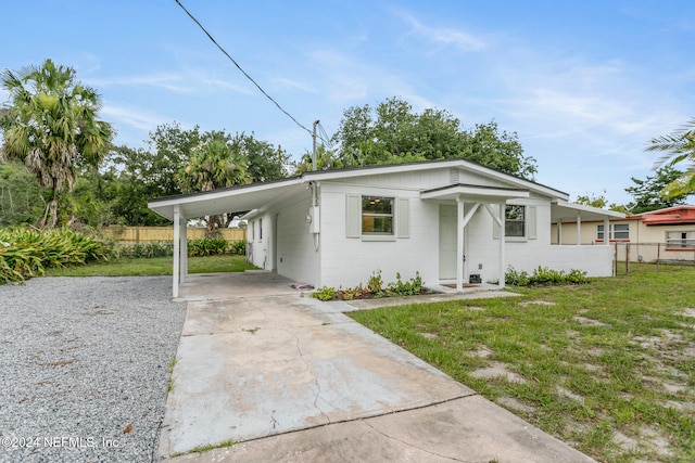 view of front of home featuring a carport and a front lawn