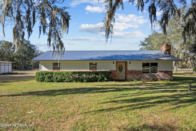 ranch-style house featuring a front yard