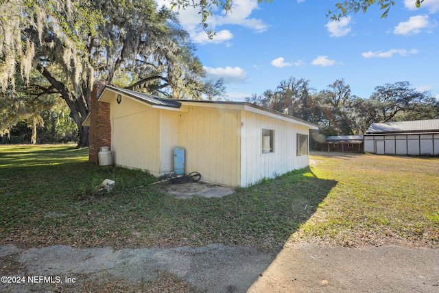 view of side of property featuring a lawn