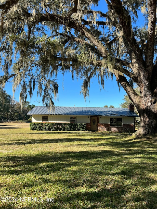 view of front of home featuring a front yard