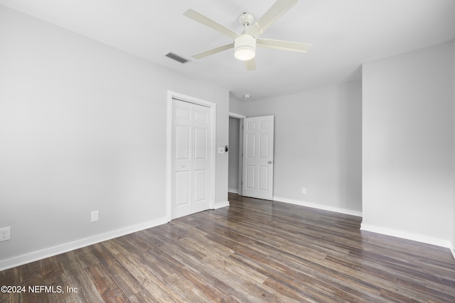 empty room featuring dark hardwood / wood-style floors and ceiling fan