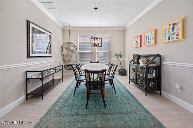 dining space featuring crown molding, a textured ceiling, and an inviting chandelier