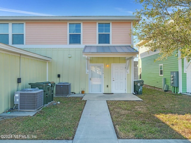 156 Sandy Beach Ln, Atlantic Beach, FL 32233 - view of front facade with board and batten siding and a front yard