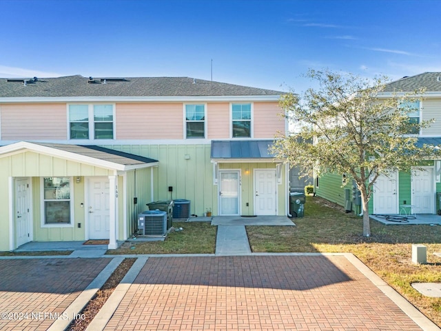156 Sandy Beach Ln, Atlantic Beach, FL 32233 - multi unit property with board and batten siding