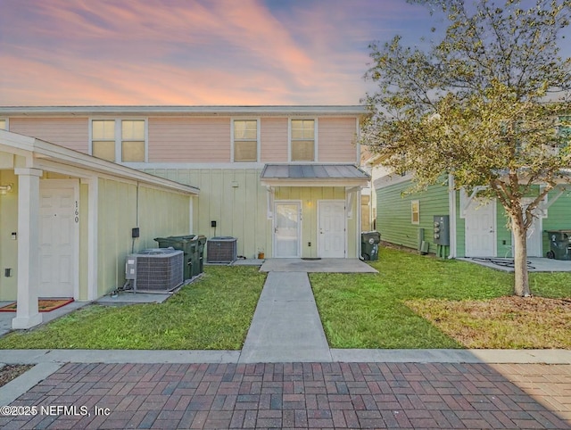 156 Sandy Beach Ln, Atlantic Beach, FL 32233 - view of front facade featuring a yard and board and batten siding