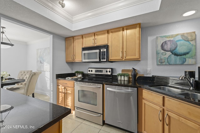 kitchen featuring sink, stainless steel appliances, a textured ceiling, light tile patterned floors, and ornamental molding