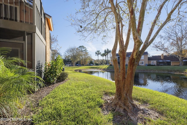 view of yard featuring a water view