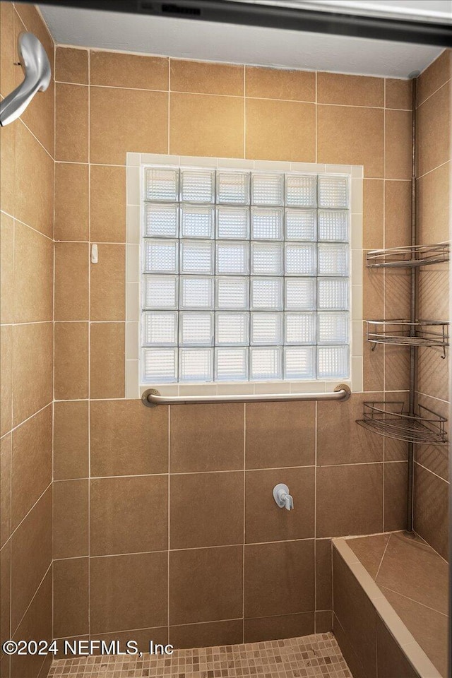 bathroom featuring tiled shower