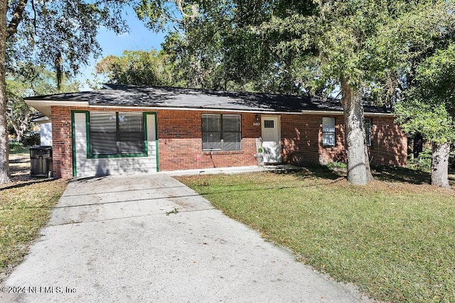 single story home featuring a front lawn