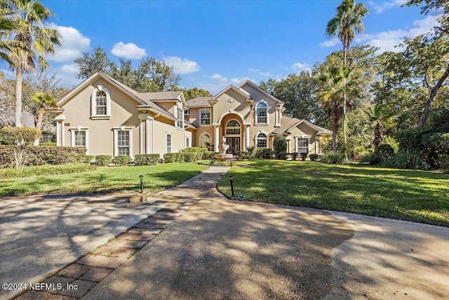 view of front of house featuring a front yard