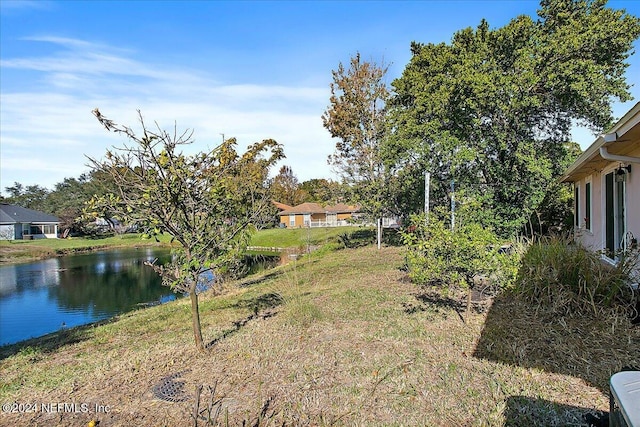 view of yard featuring a water view