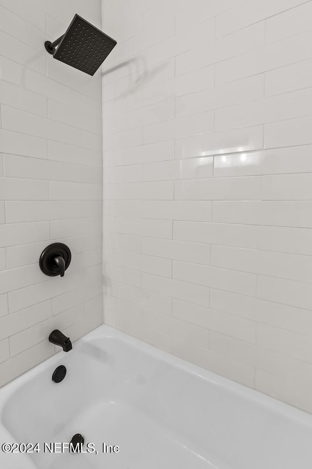 bathroom with tiled shower / bath combo