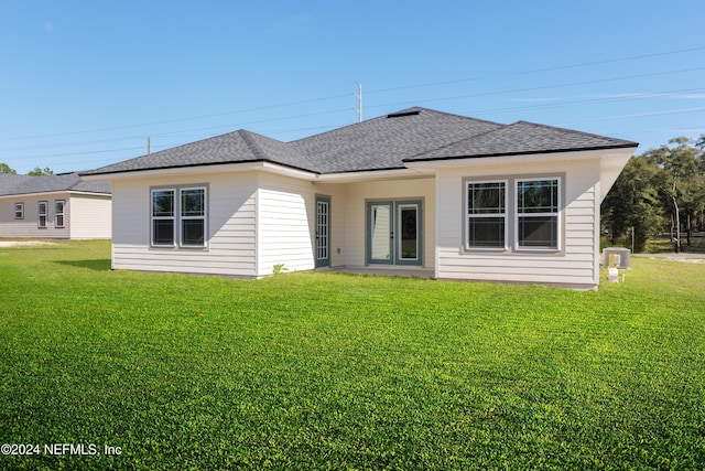 back of house featuring a lawn