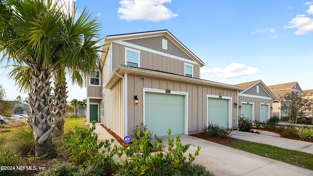 view of front facade featuring a garage