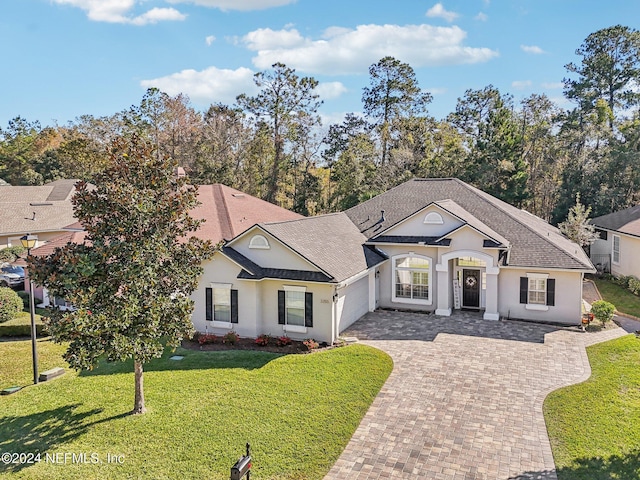 view of front of property featuring a front lawn and a garage