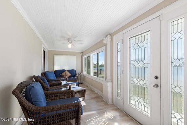 sunroom with ceiling fan