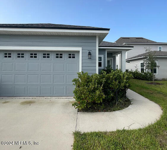 single story home featuring a garage