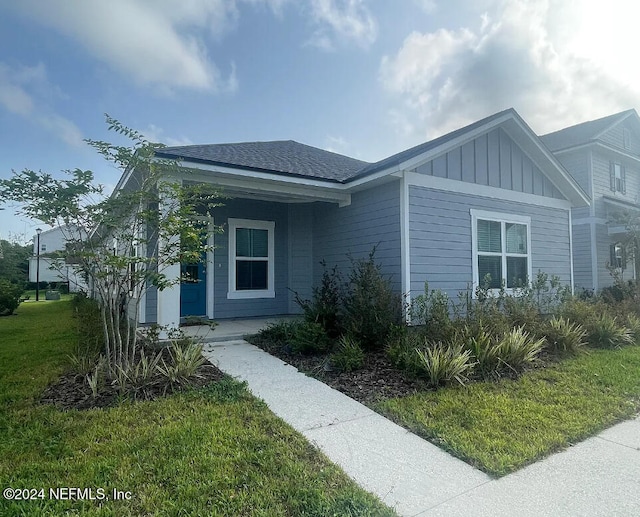 view of front of home with a front lawn