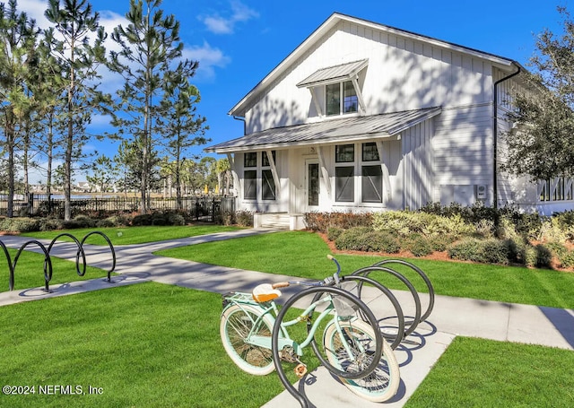 view of front of home featuring a front yard