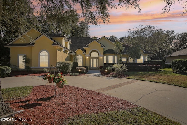 view of front facade with a yard