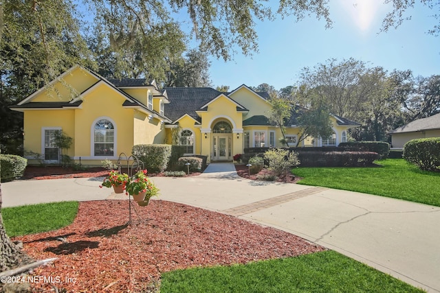 view of front of home featuring a front lawn