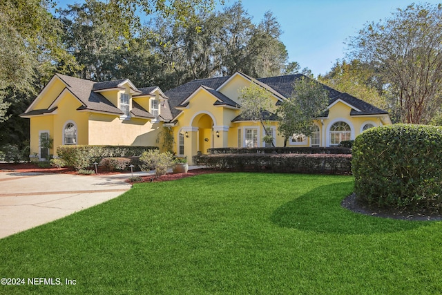 view of front facade with a front lawn