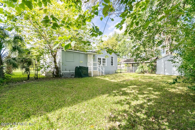 view of yard featuring a storage unit