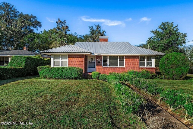 ranch-style home featuring a front lawn