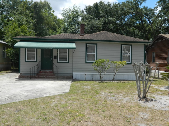 view of front of property featuring a front yard