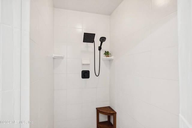 bathroom featuring tiled shower