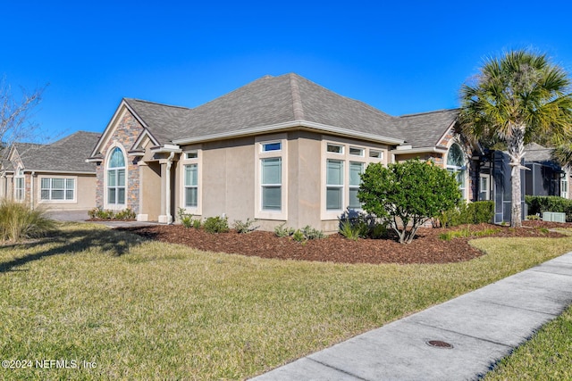 view of front of property featuring a front lawn