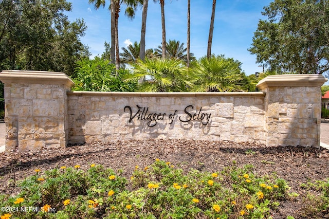 view of community / neighborhood sign