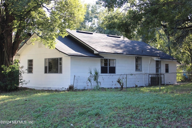 back of house featuring a lawn