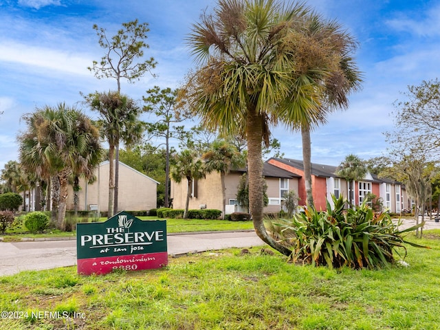 community / neighborhood sign featuring a yard